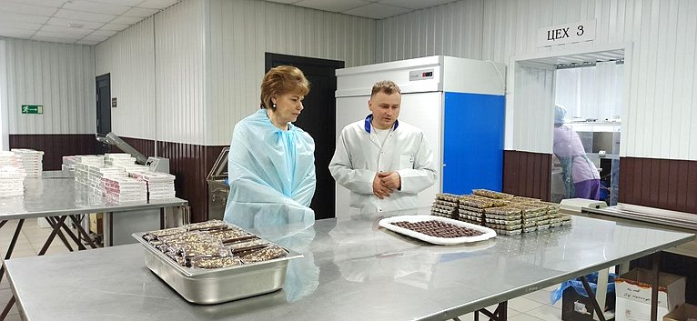 Татьяна Гигель в ходе рабочей поездки в регион посетила ряд предприятий, в том числе и кондитерскую фабрику