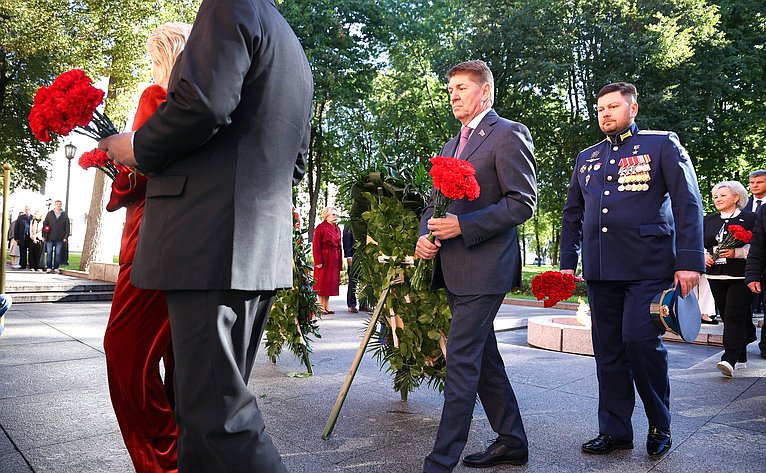 Председатель Совета Федерации Валентина Матвиенко и врио губернатора Новгородской области Александр Дронов возложили венки к Мемориалу «Вечный огонь славы»