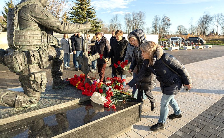 Сенаторы РФ посетили мемориальный комплекс защитникам Отечества и возложили цветы (Псковская область)