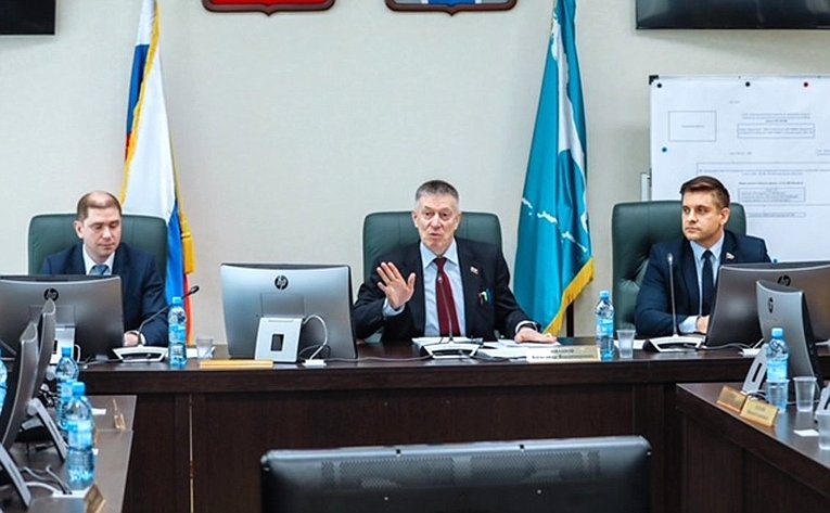 Юрий Архаров в ходе поездки в Южно-Сахалинск провел встречу, на которой обсуждались социальные вопросы и развитие системы здравоохранения региона