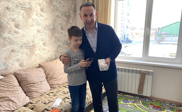 Олег Алексеев во время рабочей поездки в регион поздравил с Днем рождения маленького жителя города Энгельса