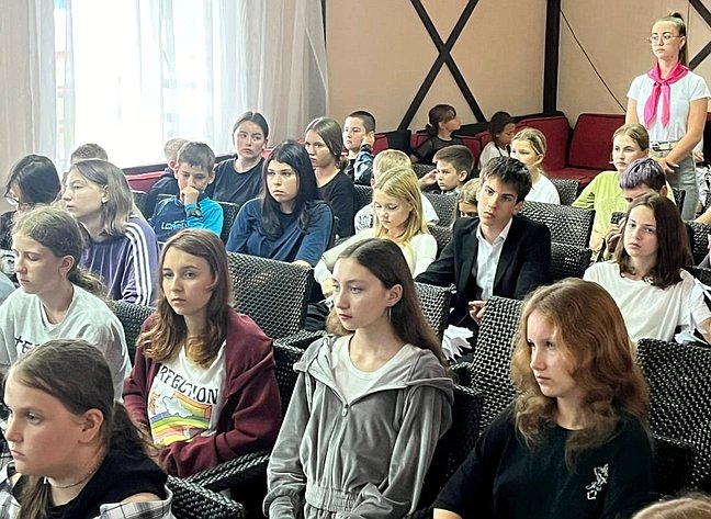 Александр Ролик посетил детский лагерь «Юнга» и вместе с ребятами провёл акцию «Журавлики Донбасса»