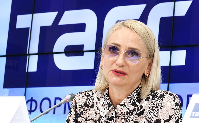 Инна Святенко приняла участие в пресс-конференции, посвященной запуску образовательной программы Академии развития гражданского общества «Добрино» для семей участников специальной военной операции (фото ТАСС)