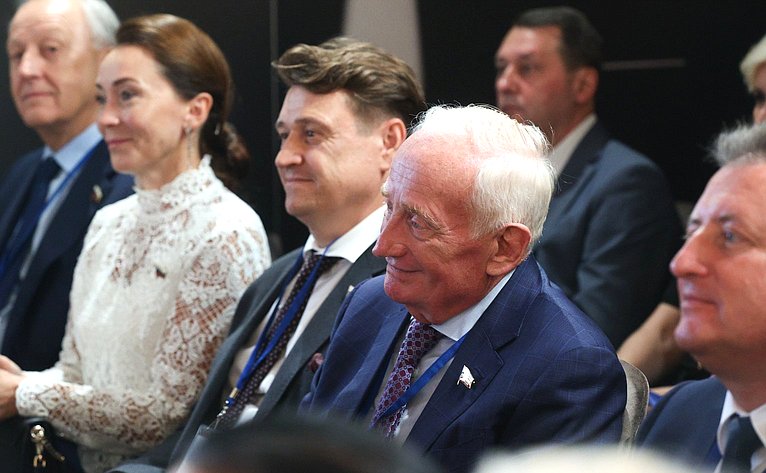 В рамках работы Х Парламентского форума «Историко-культурное наследие России» в Великом Новгороде Валентина Матвиенко посетила детскую общеобразовательную школу имени Г.Р. Державина и Дом музыки имени С.В. Рахманинова