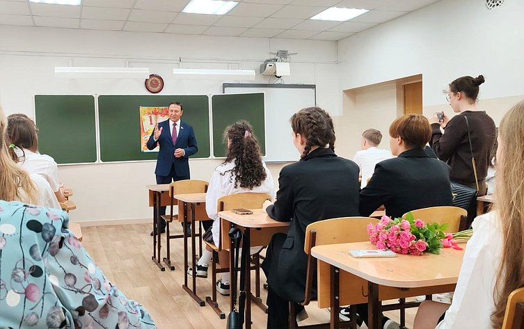 Александр Ролик в День знаний принял участие в торжественной линейке в школе № 39 г. Владивостока