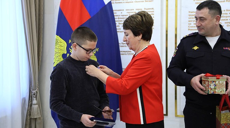 Екатерина Алтабаева и Сергей Колбин вручили медали Совета Федерации детям-героям, проявившим личное мужество в экстремальной ситуации