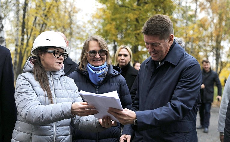 Сенаторы осмотрели площадки, отведенные под реализацию проектов комплексного развития территории и Церковь Иоанна Предтечи в Толчкове