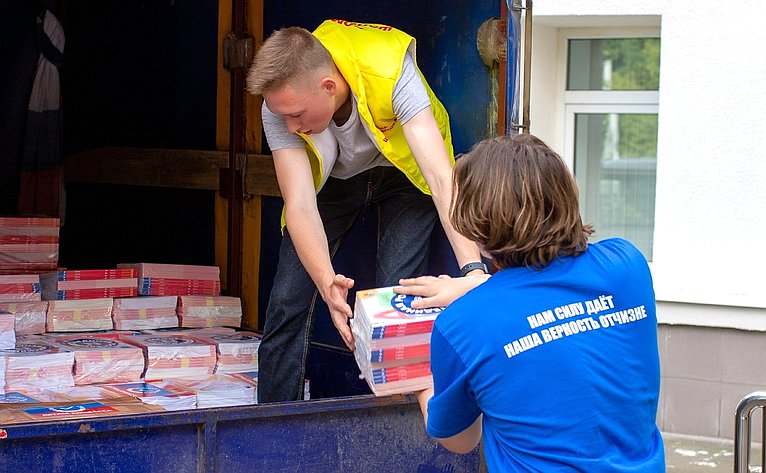 Галина Карелова и Инна Святенко организовали отправку гуманитарной помощи в Донецкую и Луганскую Народные Республики