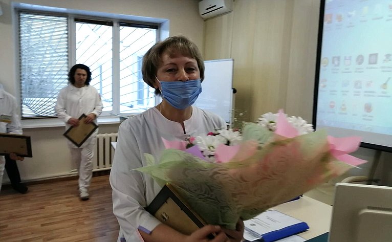 Олег Цепкин наградил медицинских работников Челябинской областной больницы