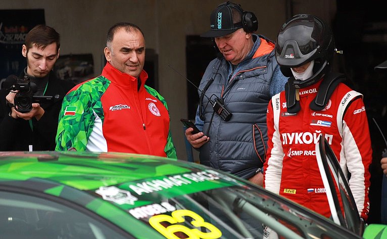 Мохмад Ахмадов принял участие в проведении на автодроме «Крепость Грозная» гонок на выносливость «AKHMAT Race 2021»