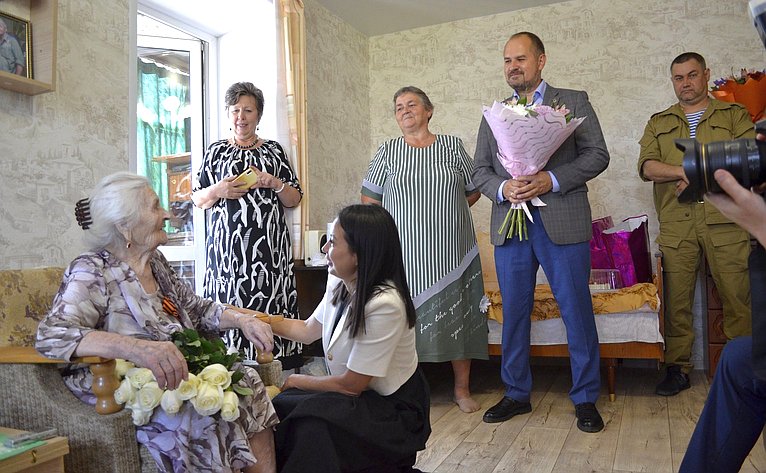 Сергей Мартынов поздравил со 100-летием жительницу Йошкар-Олы, ветерана Великой Отечественной войны