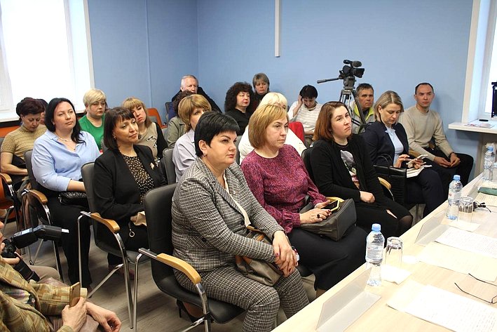 Елена Писарева в ходе поездки в регион провела в Боровичском районе первое областное заседание Женских клубов при центрах занятости населения