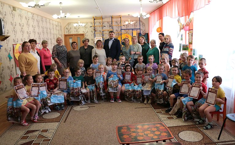 Александр Жуков в ходе поездки в регион вручил подарки самым юным участникам патриотической акции «Рисуем Победу»