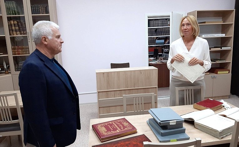 Сергей Мартынов посетил отдел редкой книги, созданный еще в 1994 году в главной библиотеке региона