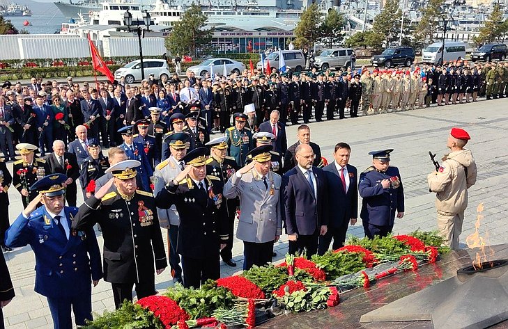 Александр Ролик встретился с ветеранами Великой Отечественной войны и принял участие в возложении венков к Вечному огню мемориала «Боевая слава Тихоокеанского флота»
