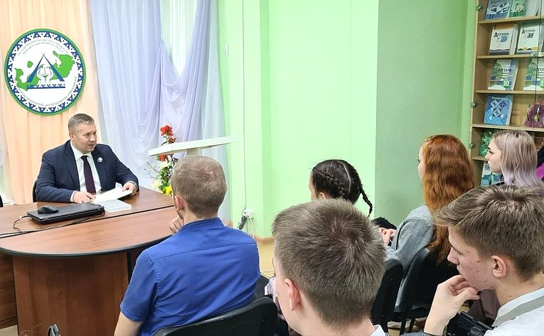 Денис Гусев провёл встречу с активистами молодёжных объединений и студентами Ненецкого АО