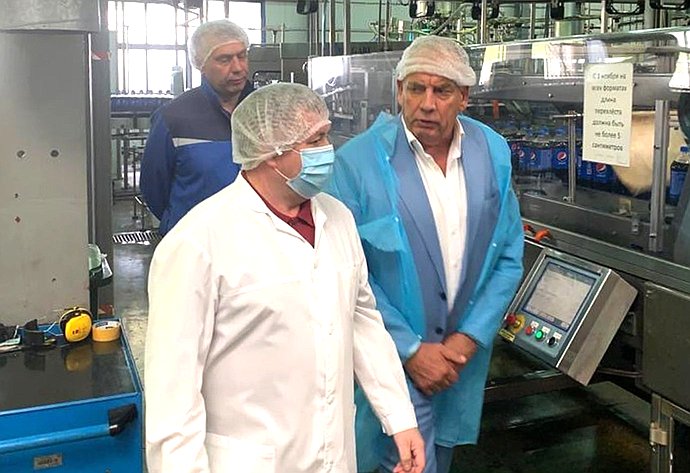Сенатор Сергей Митин посетил два крупнейших в Новосибирской области предприятия по производству упакованной питьевой воды