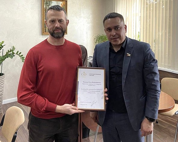 В ходе посещения сахарного завода Айрат Гибатдинов наградил руководство Почетной грамотой Совета Федерации за активное участие в сборе гуманитарной помощи для жителей Донбасса