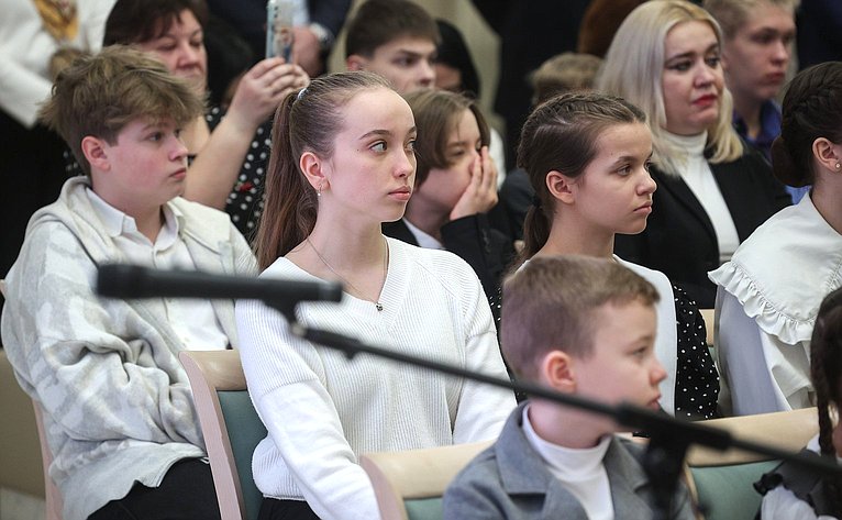 В Совете Федерации состоялась встреча московских школьников с Героями России, сенаторами Российской Федерации — участниками боевых действий