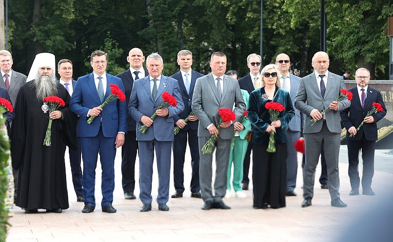 Церемония возложения венков к Вечному огню