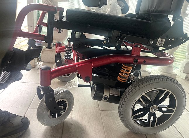 Игорь Кастюкевич передал автоматическую инвалидную коляску жительнице блокадного Ленинграда в Херсонской области