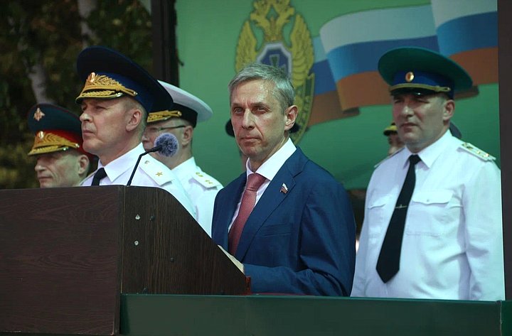Андрей Серёжников поздравил выпускников Хабаровского пограничного института ФСБ