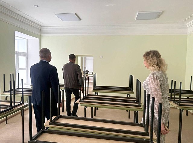 Айрат Гибатдинов в рамках контроля за реализацией национальных проектов посетил образовательные учреждения города, где ведутся капитальные ремонтные работы