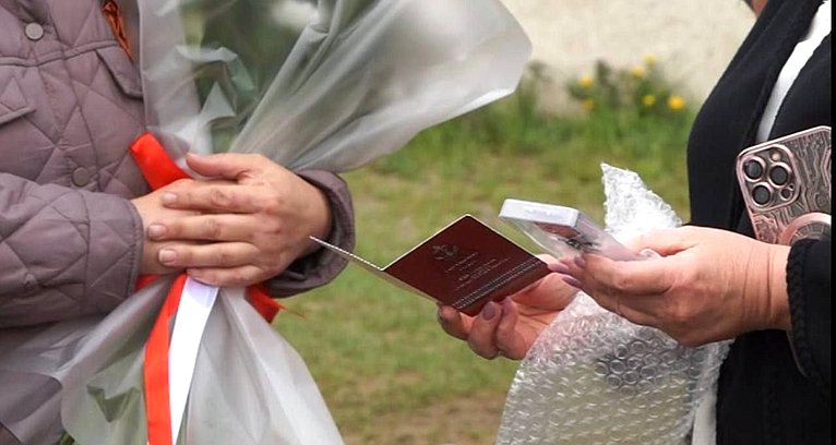 Лариса Мельник почтила память Героя России Владимира Чепы в Минусинске