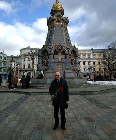 Сенатор РФ Василий Иконников в день Национального праздника Республики Болгария возложил в Москве цветы к Часовне-памятнику гренадерам, павшим в бою под болгарским городом Плевной