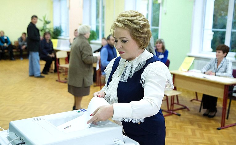 Председатель Совета Федерации В. Матвиенко на избирательном участке