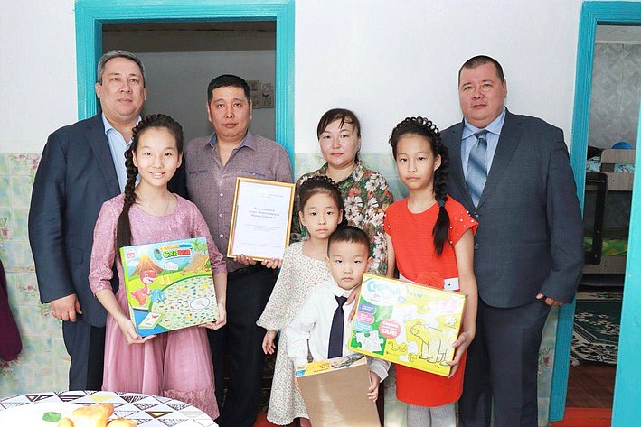 Владимир Полетаев вручил благодарственные письма многодетным родителям из Республики Алтай