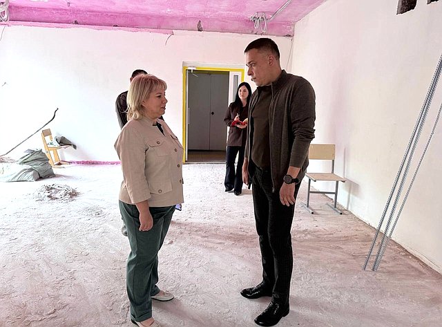 Айрат Гибатдинов в рамках контроля за реализацией национальных проектов посетил образовательные учреждения города, где ведутся капитальные ремонтные работы