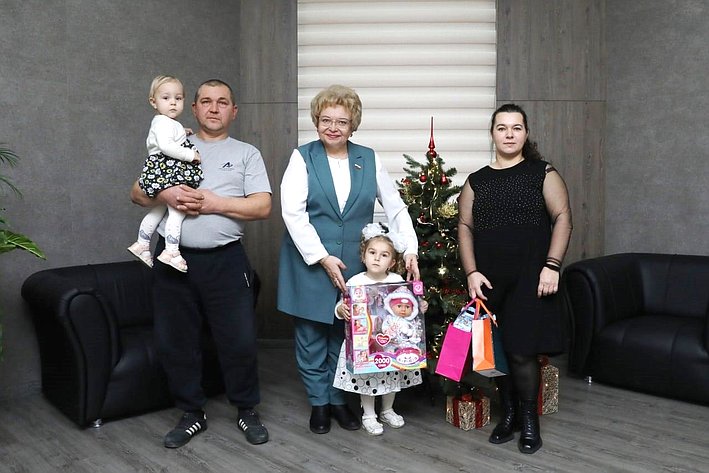 Оксана Хлякина приняла участие в благотворительной новогодней акции «Ёлка желаний»