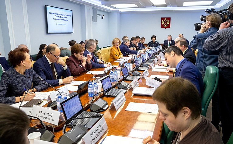 Расширенное заседание Комитета СФ по социальной политике с участием Министра спорта РФ О. Матыцина