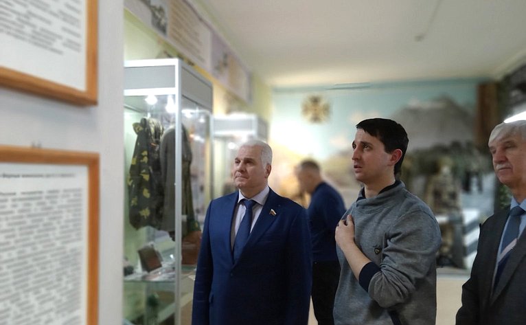 Сергей Мартынов осмотрел в Республике Марий Эл выставку, посвященную воинам-героям