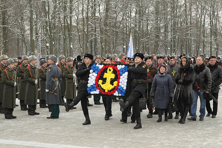 Церемония возложения венков на Пискаревском кладбище по случаю 71-й годовщины снятия блокады Ленинграда