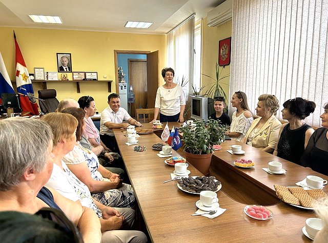 Екатерина Алтабаева совместно с главой Гагаринского района Алексеем Ярусовым провела встречу с многодетными матерями Севастополя, удостоенными знаков отличия