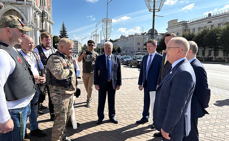 Сергей Мартынов и глава Марий Эл Юрий Зайцев приветствовали участников мотопробега «Экспедиция Памяти»