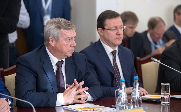 В. Матвиенко и М. Мясникович провели совместную встречу с руководителями субъектов России и Беларуси