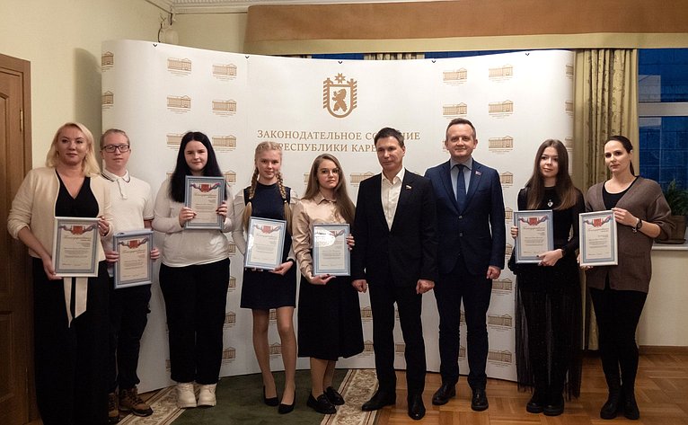 Игорь Зубарев наградил победителей конкурса «Портрет твоего края»