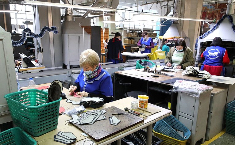 Юрий Валяев посетил Биробиджанскую обувную фабрику