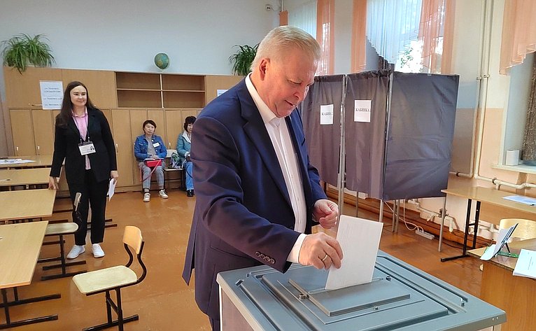 Вячеслав Наговицын в Единый день голосования проголосовал на выборах депутатов Народного Хурала