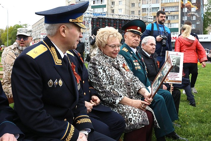 Оксана Хлякина приняла участие в праздничных мероприятиях, посвященных 77-летию годовщине Победы в Великой Отечественной войне