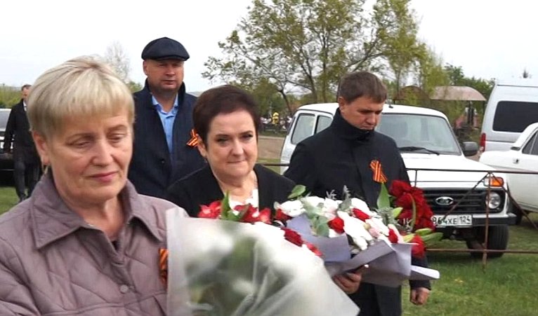 Лариса Мельник почтила память Героя России Владимира Чепы в Минусинске