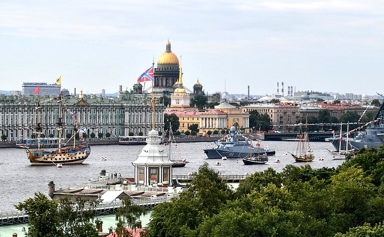 Главный военно-морской парад, состоявшийся в акватории реки Невы в Санкт-Петербурге