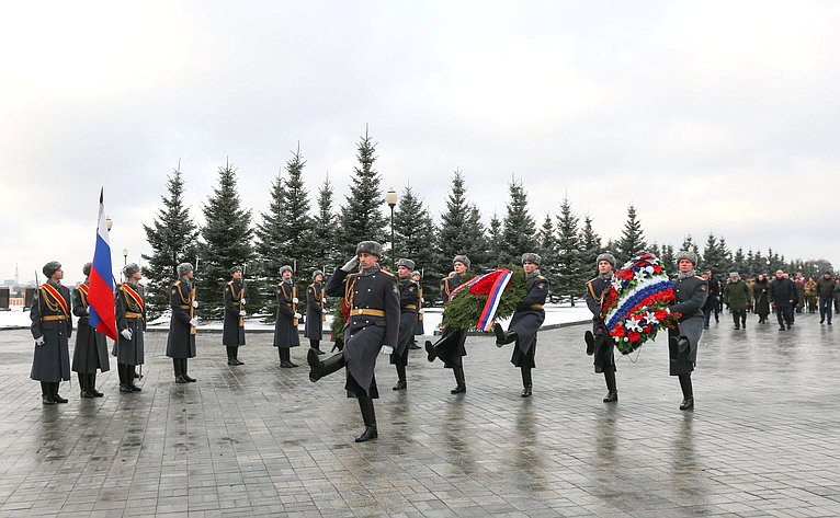 Сенаторы РФ приняли участие в траурном мероприятии, посвященном Дню Неизвестного Солдата