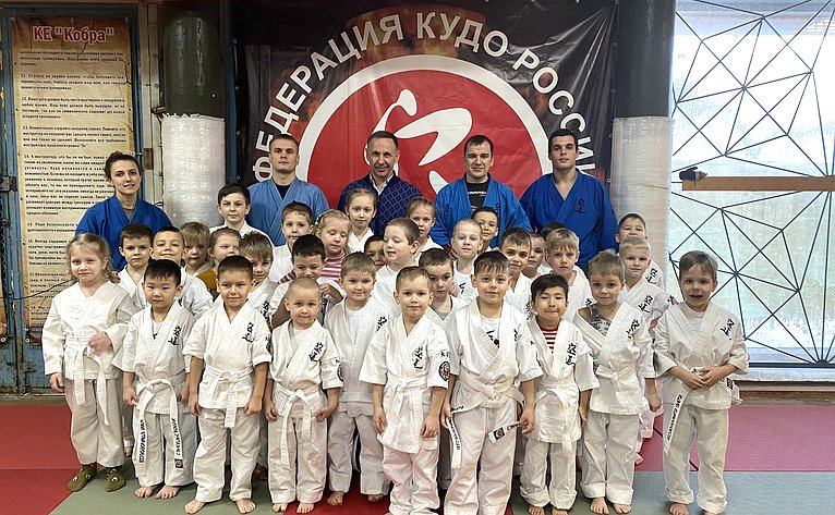 Олег Алексеев посетил клуб единоборств «Кобра» и принял участие в церемонии вручения первых поясов юным спортсменам