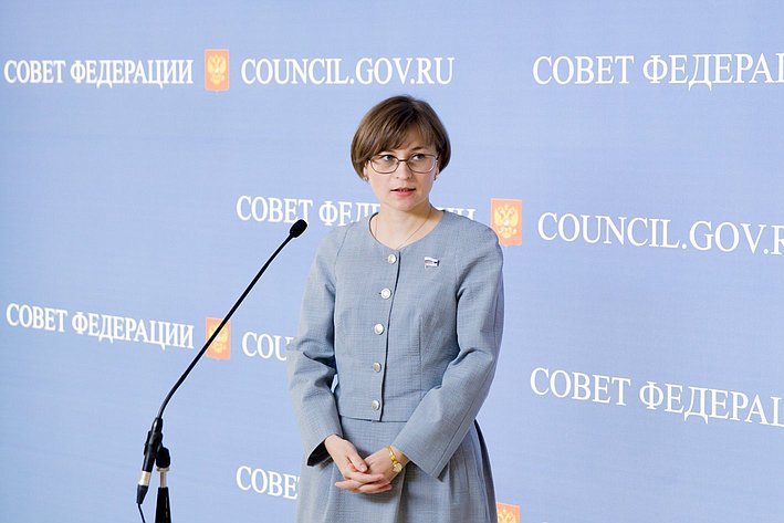 Людмила Бокова подход к прессе на 358 заседании Совета Федерации