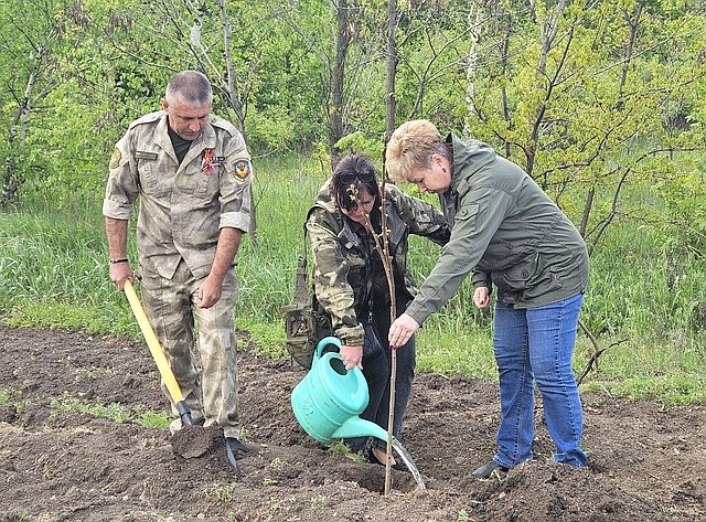 Ольга Бас приняла участие в акции «Сад памяти» в ЛНР