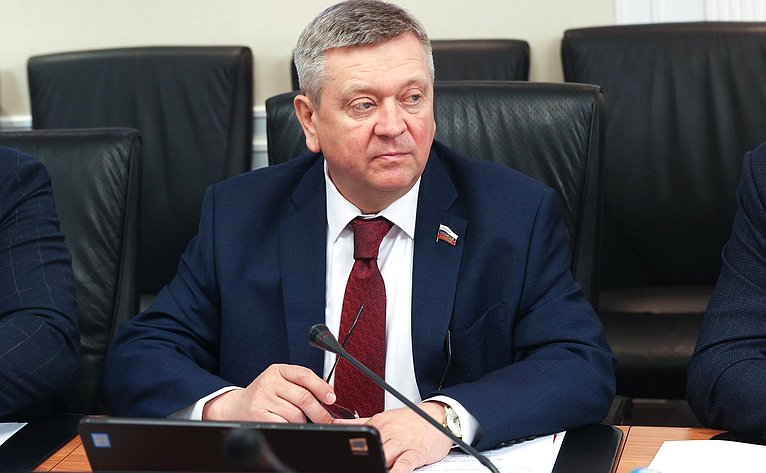 Александр Лутовинов